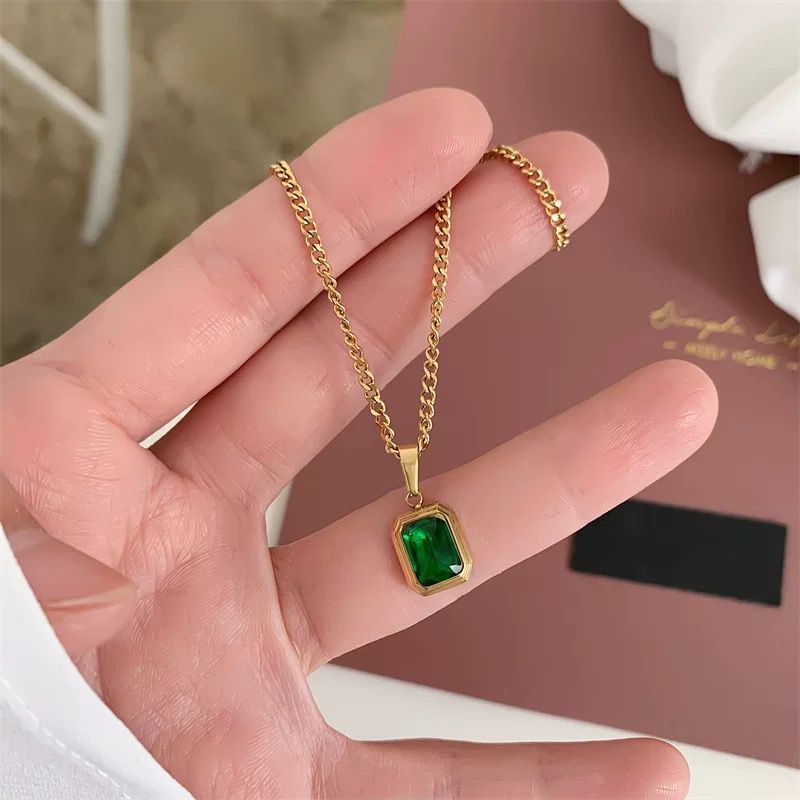 VINTAGE EMERALD GOLD NECKLACE