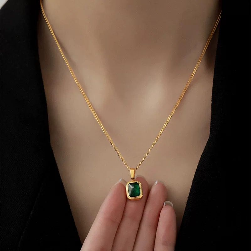 VINTAGE EMERALD GOLD NECKLACE